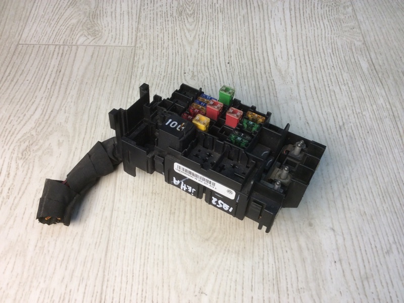 Блок предохранителей моторный отсек VOLKSWAGEN JETTA USA 10-17 2011 162 CBTA 2.5L 5C0 937 819 H Б/У