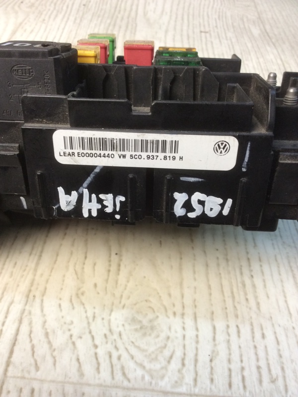 Блок предохранителей моторный отсек JETTA USA 10-17 2011 162 CBTA 2.5L