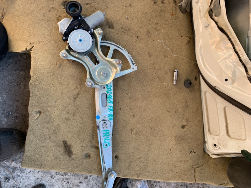 Стеклоподъемник передний правый TOYOTA PRIUS - 30 09-17 69801-52070 Б/У