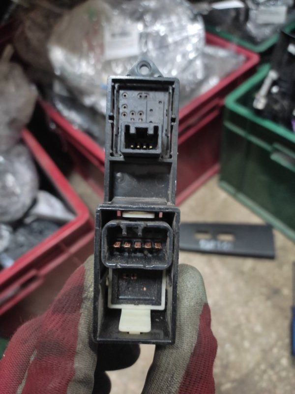 Кнопка стеклоподъемника передняя правая MITSUBISHI GALANT 03-12