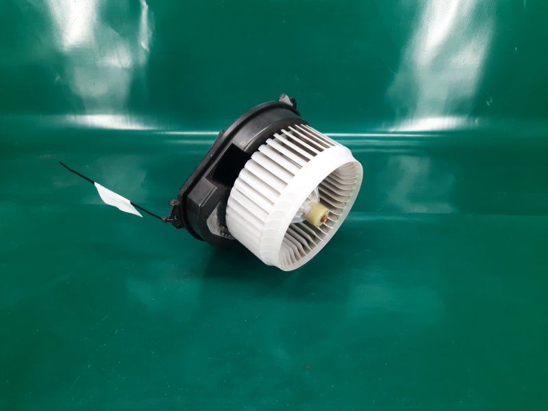 Запчасть моторчик печки JEEP CHEROKEE 14- 2019 3.2L 6 68223053AC Б/У Моторчик печки JEEP CHEROKEE 14- 2019 3.2L 6 68223053AC Б/У