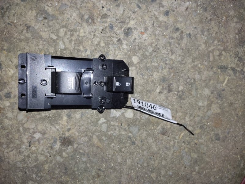 Кнопка стеклоподъемника передняя правая ACURA ILX 12-16 2014 UDE 2.0 R20A3 35760-TX6-A01 Б/У