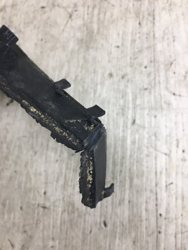 Пластик под лобовое стекло / Жабо левый DART 12-16 2015 PF 2.4 ED8 Пластик под лобовое стекло / Жабо левый DART 12-16 2015 PF 2.4 ED8