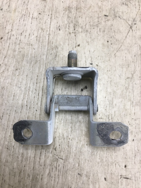 Петля крышки багажника правая JUKE 10-19 2011 F15 1.6 MR16DDT