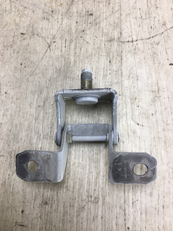 Петля крышки багажника левая JUKE 10-19 2011 F15 1.6 MR16DDT