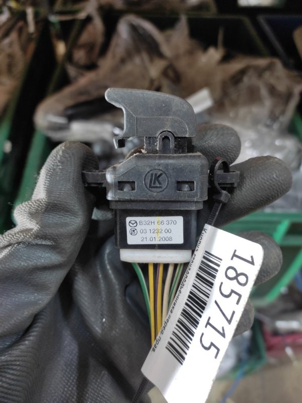 Запчасть кнопка стеклоподъемника передняя правая MAZDA 3 BK 03-08 B32H-66-370 Б/У Кнопка стеклоподъемника передняя правая MAZDA 3 BK 03-08 B32H-66-370 Б/У