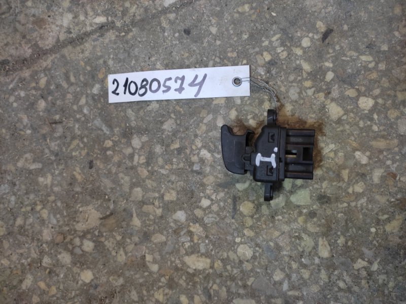 Запчасть кнопка стеклоподъемника MAZDA 3 BK 03-08 B32H-66-370 Б/У Кнопка стеклоподъемника MAZDA 3 BK 03-08 B32H-66-370 Б/У