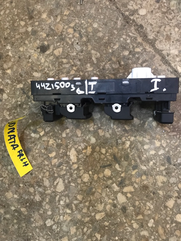 Запчасть блок управления стеклоподъемниками передний левый HYUNDAI SONATA LF 2014- 2017 Седан 2.4 93570-C1000 Б/У Блок управления стеклоподъемниками передний левый HYUNDAI SONATA LF 2014- 2017 Седан 2.4 93570-C1000 Б/У