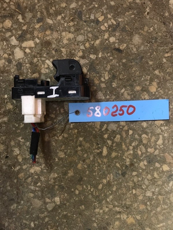 Запчасть кнопка стеклоподъемника MAZDA CX-3 14-18 D09H-66-370 Б/У Кнопка стеклоподъемника MAZDA CX-3 14-18 D09H-66-370 Б/У