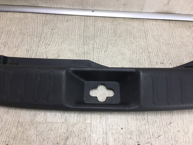 Накладка на порог багажника NISSAN JUKE 10-19 F15 1.6 MR16DDT