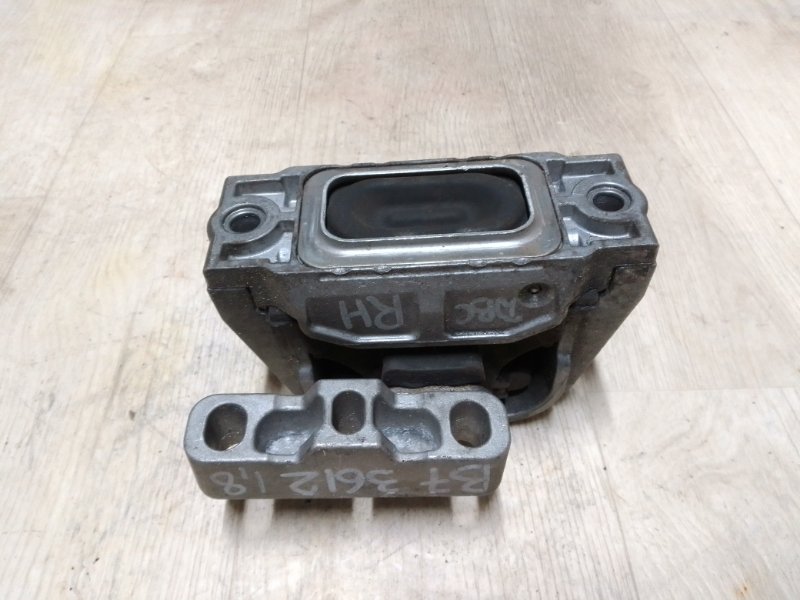 Подушка двигателя правая PASSAT B7 11-15 2014 A32 1.8 CPRA