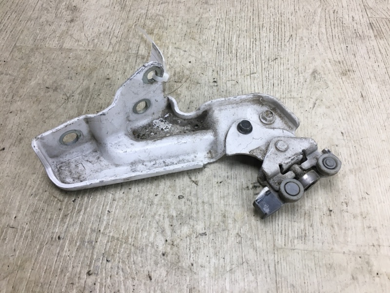 Ролик сдвижной двери нижний левый NISSAN NV200 USA 13- M20XUS 2.0 MR20DE