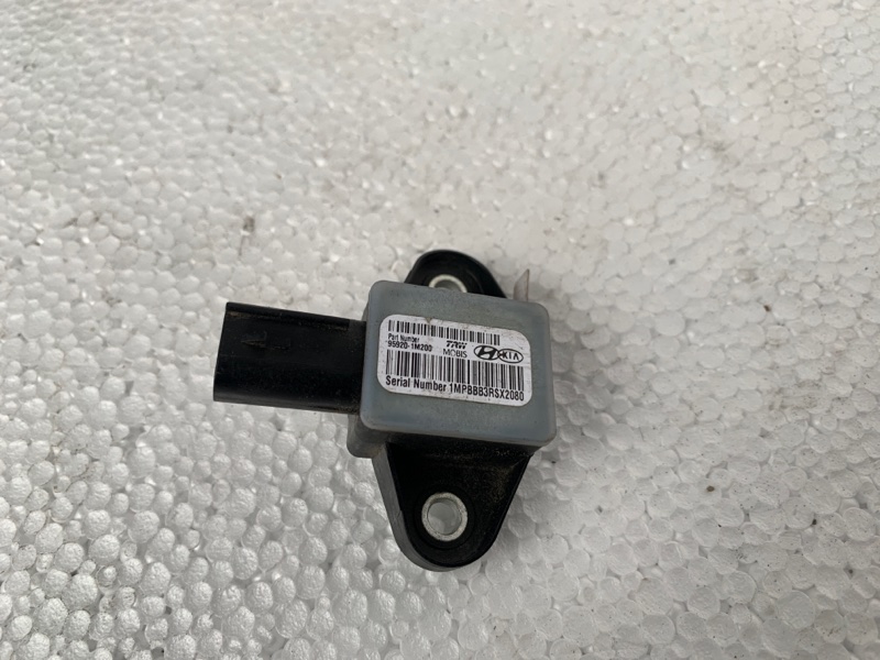 Датчик удара передний правый HYUNDAI SONATA YF 10-14 YF 95920-1M200 Б/У