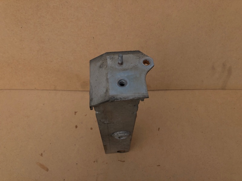 Кронштейн усилителя переднего бампера передний левый LS460 06-12 USF40