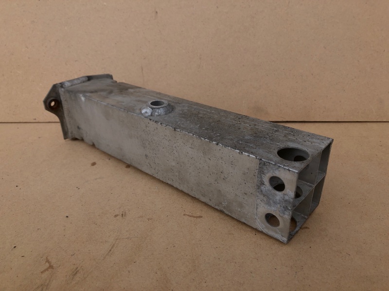 Кронштейн усилителя переднего бампера передний левый LEXUS LS460 06-12 USF40