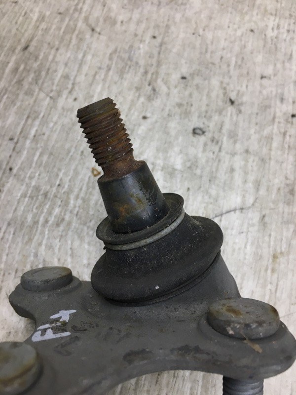 Шаровая опора передняя левая PASSAT B8 14- 2015 A32 1.8 CPRA