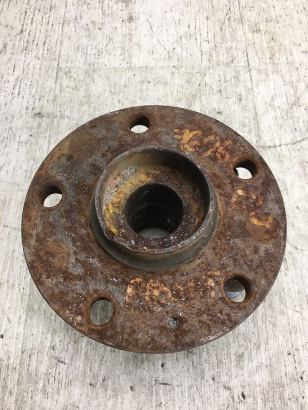 Ступица передняя левая PASSAT B8 14- 2015 A32 1.8 CPRA Ступица передняя левая PASSAT B8 14- 2015 A32 1.8 CPRA