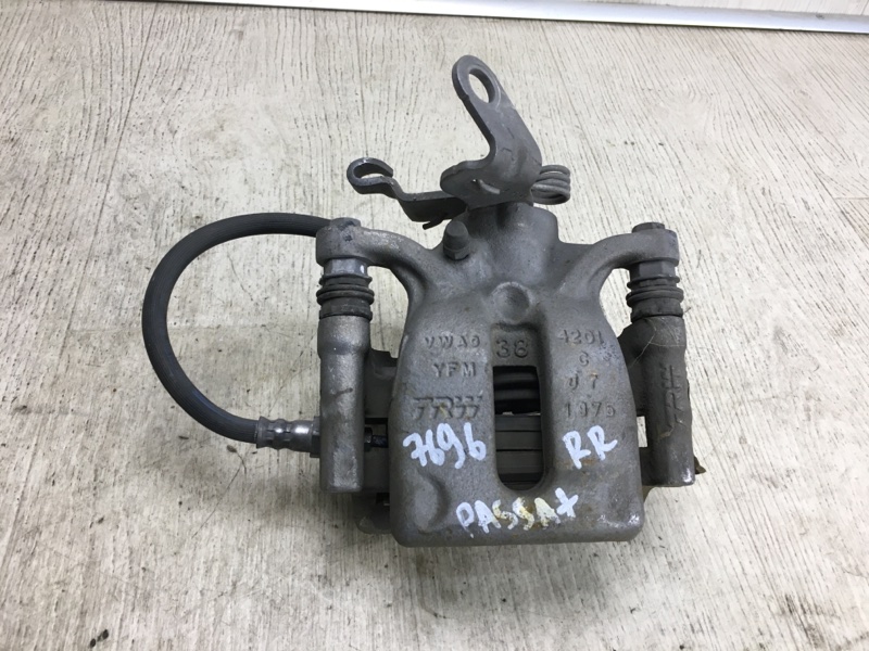Суппорт тормозной задний правый VOLKSWAGEN PASSAT B8 14- 2015 A32 1.8 CPRA 5QM 615 424 A Б/У