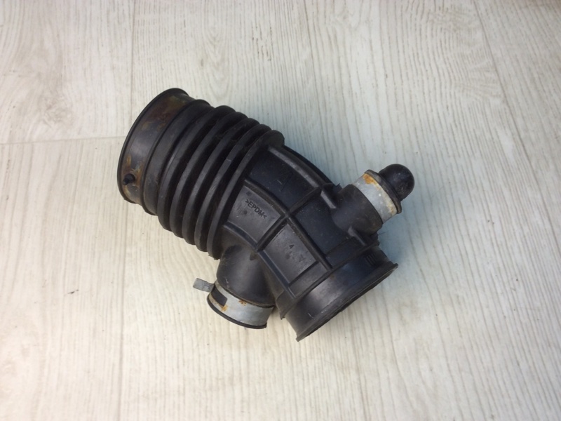 Патрубок воздушного фильтра NISSAN X-TRAIL/ROGUE T32 13-20 2017 T32 2.5 QR25DE 16576-5HA1A Б/У