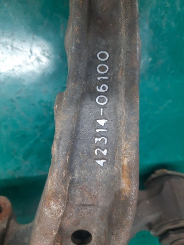 Цапфа задняя левая CAMRY 40 06-11 2008 Седан 2.4 2AZFE