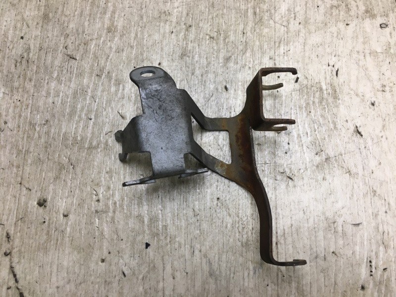 Кронштейн передний левый CAYENNE 10-18 2010 958 4.8 M48.02 Кронштейн передний левый CAYENNE 10-18 2010 958 4.8 M48.02