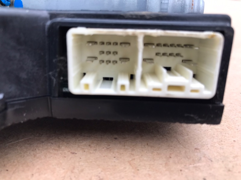 Моторчик привода сдвижной двери задний левый TOYOTA SIENNA 11-16 3.5 Моторчик привода сдвижной двери задний левый TOYOTA SIENNA 11-16 3.5