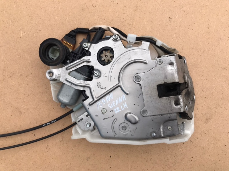 Замок двери боковой задний левый TOYOTA SIENNA 11-16 2014 Внедорожник 3.5 69300-08020 Б/У