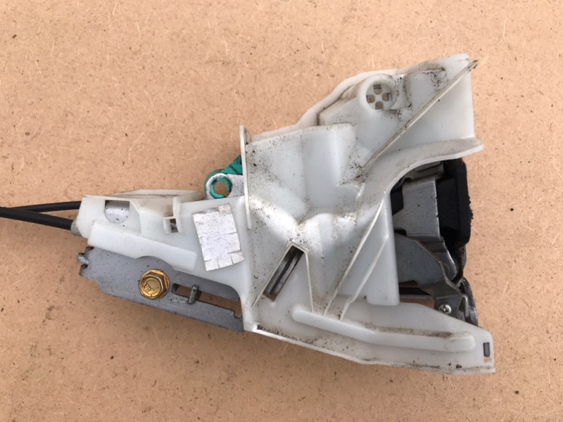 Замок двери боковой задний левый TOYOTA SIENNA 11-16 Внедорожник 3.5