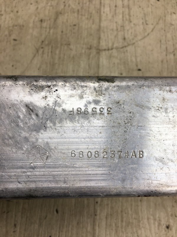 Кронштейн усилителя переднего бампера правый DART 12-16 2015 PF 2.4 ED8