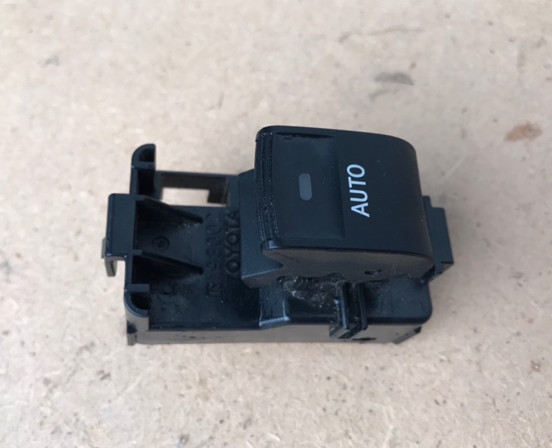 Кнопка стеклоподъемника TOYOTA SIENNA 11-16 2014 Внедорожник 3.5 84810-0T010 Б/У