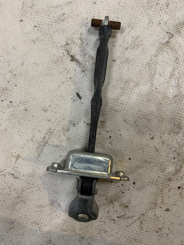 Ограничитель двери передний левый SUZUKI SX4 06-13 Хетчбек 2.0