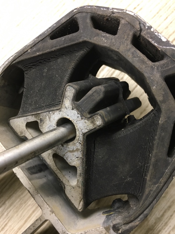 Подушка двигателя нижняя FOCUS 10-18 2014 BK 2.0 XQDA