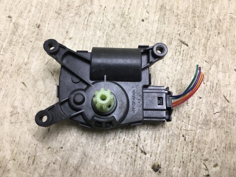 Моторчик заслонки печки CHRYSLER 200 14-16 2016 UF 2.4 ED6 68223051AA Б/У