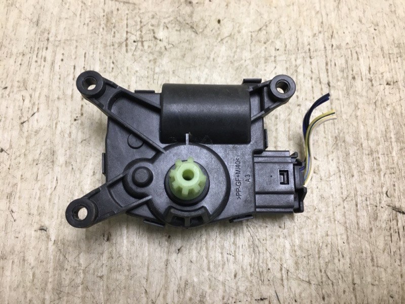 Моторчик заслонки печки CHRYSLER 200 14-16 2016 UF 2.4 ED6 68223051AA Б/У