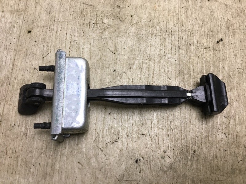 Запчасть ограничитель двери задний левый CHRYSLER 200 14-16 2016 UF 2.4 ED6 68145322AG Б/У Ограничитель двери задний левый CHRYSLER 200 14-16 2016 UF 2.4 ED6 68145322AG Б/У