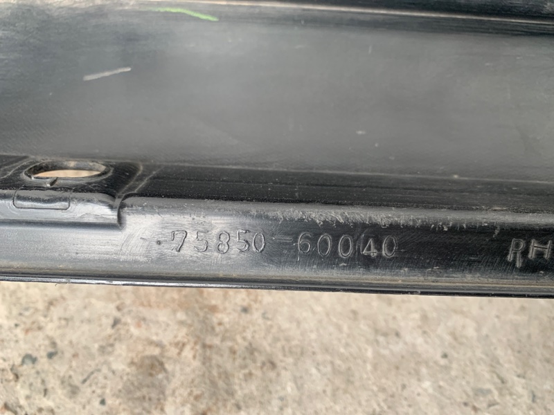 Накладка порога наружная правая LAND CRUISER 200 08-21