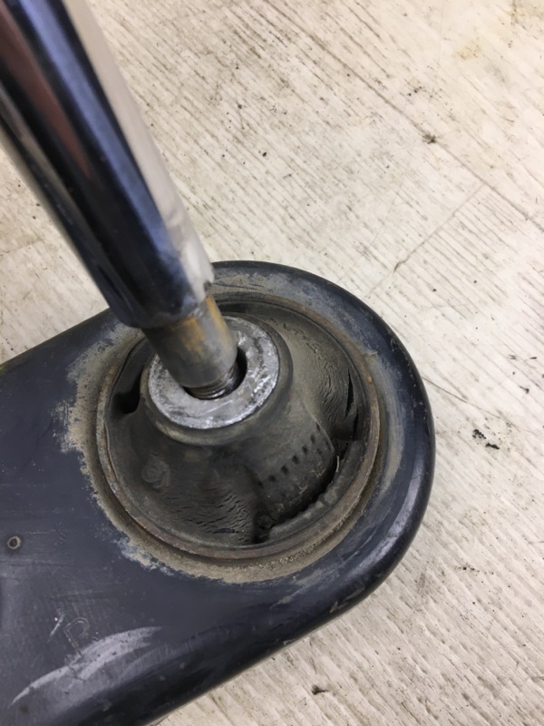 Рычаг передней подвески нижний правый KIZASHI 09-14