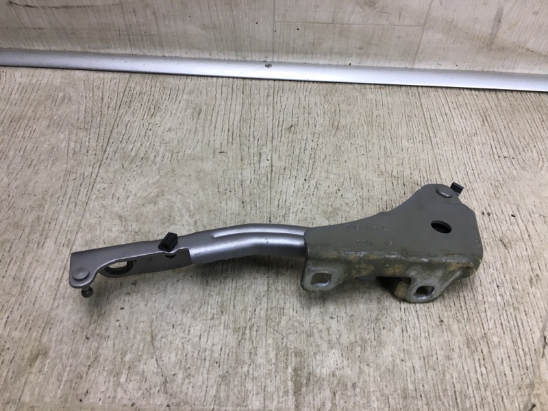 Петля капота левая CHRYSLER 200 14-16 UF 2.4 ED6 Петля капота левая CHRYSLER 200 14-16 UF 2.4 ED6