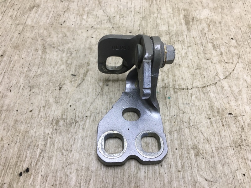 Петля двери верхняя передняя левая CHRYSLER 200 14-16 2016 UF 2.4 ED6 68214361AC Б/У