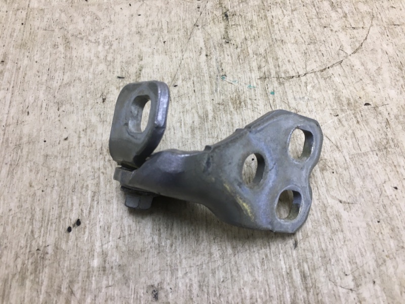 Петля двери верхняя передняя левая CHRYSLER 200 14-16 UF 2.4 ED6