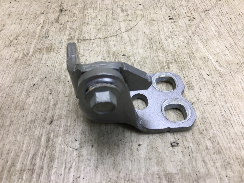 Петля двери верхняя передняя правая 200 14-16 2016 UF 2.4 ED6