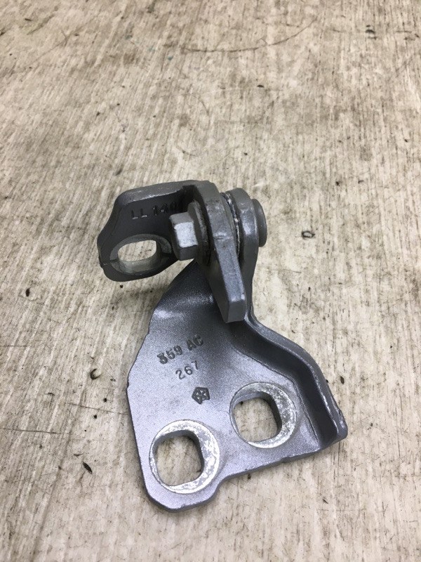 Петля двери нижняя задняя левая CHRYSLER 200 14-16 UF 2.4 ED6