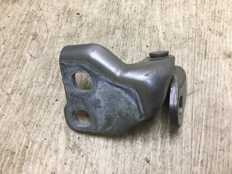 Петля двери нижняя передняя левая 200 14-16 2016 UF 2.4 ED6 Петля двери нижняя передняя левая 200 14-16 2016 UF 2.4 ED6