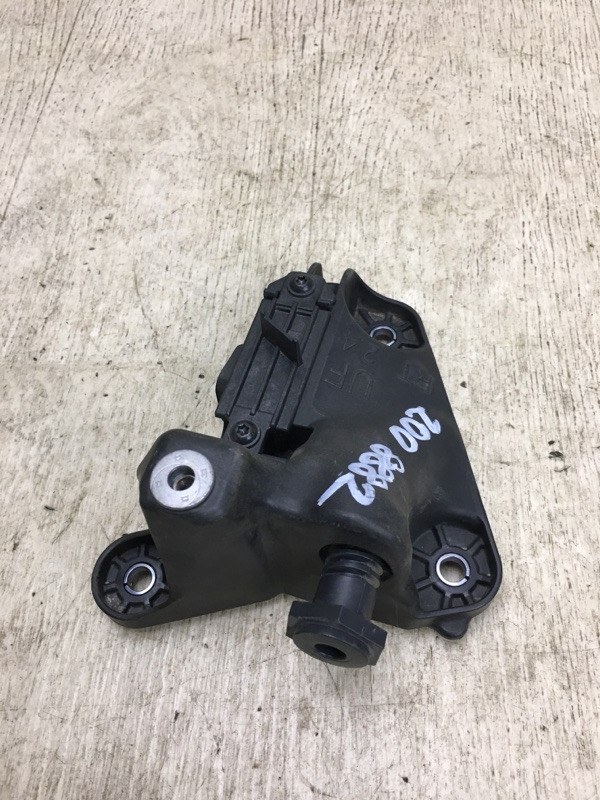 Кронштейн крепления передней панели правый CHRYSLER 200 14-16 UF 2.4 ED6