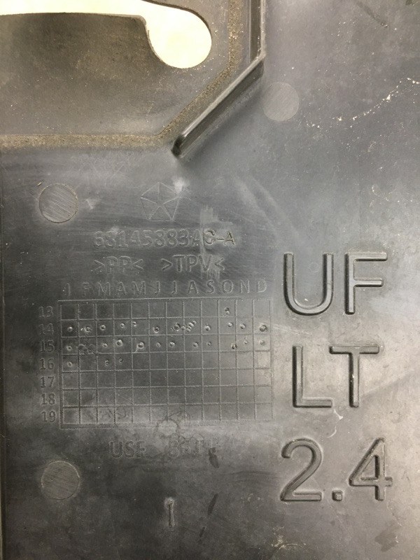 Дефлектор радиатора левый 200 14-16 2016 UF 2.4 ED6