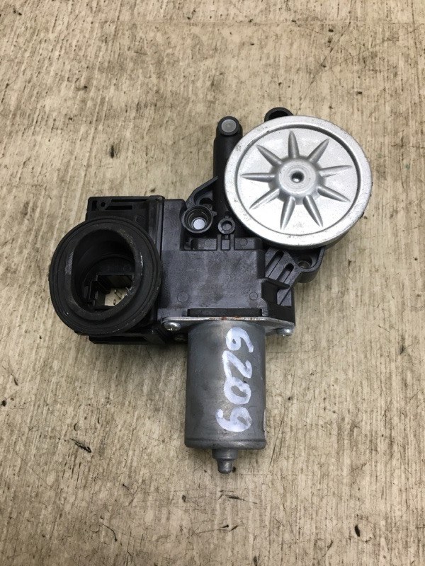 Моторчик стеклоподъемника передний левый CAMRY 55 14-17 2016 ASV50 2.5 2ARFE