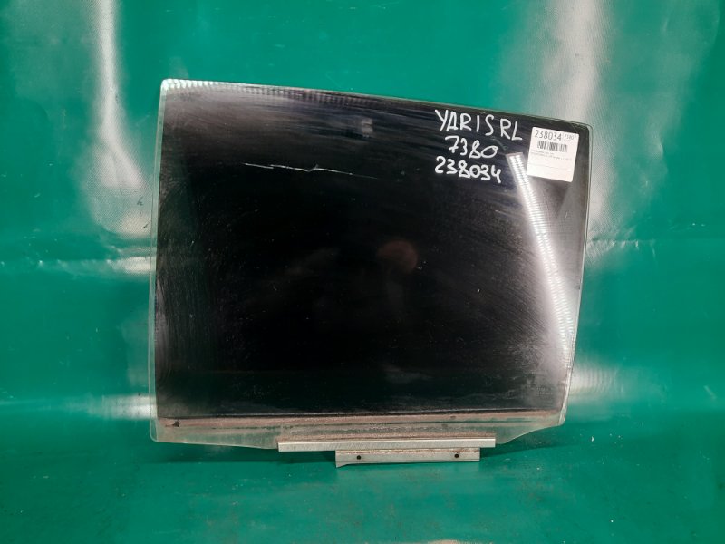 Запчасть стекло двери заднее левое TOYOTA YARIS 05–11 2008 Хэтчбек 1.5 1NZ-FE 68140-52211 Б/У Стекло двери заднее левое TOYOTA YARIS 05–11 2008 Хэтчбек 1.5 1NZ-FE 68140-52211 Б/У