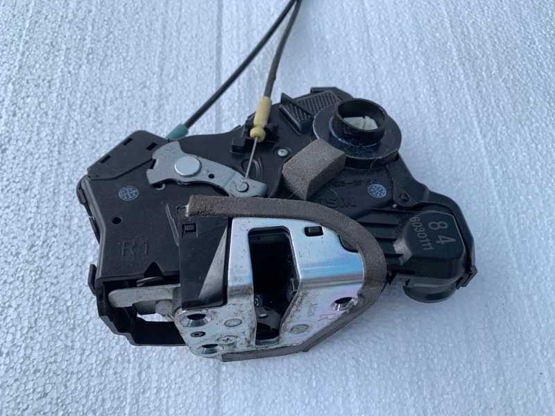 Замок двери передний правый SUZUKI GRAND VITARA 05-15 2006 Внедорожник 2.7 82210-65J71 Б/У