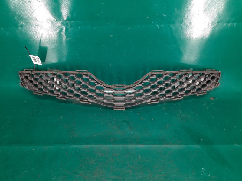 Решетка радиатора TOYOTA YARIS 05–11 2008 Хэтчбек 1.5 1NZ-FE 53111-52530 Б/У