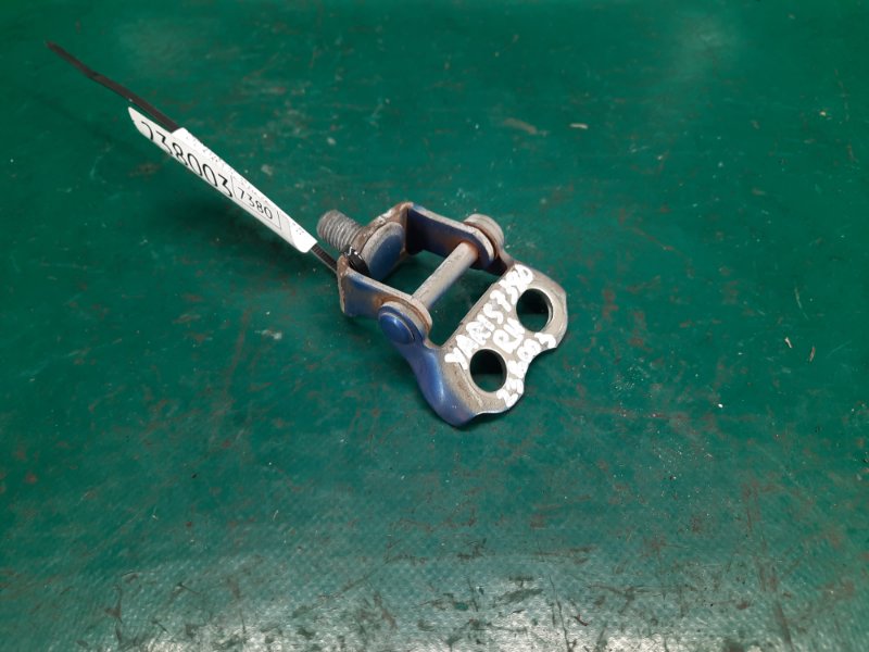 Петля крышки багажника правая TOYOTA YARIS 05–11 2008 Хэтчбек 1.5 1NZ-FE 68801-52010 Б/У